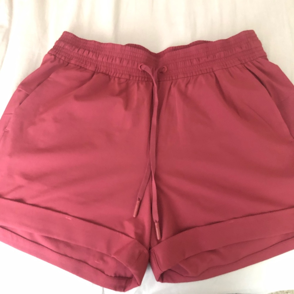 New Lululemon Size 4 Spring Break Away Shorts